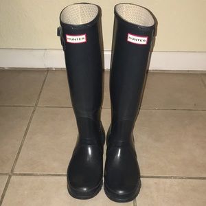 US size 7M/8F, UK size 6, Navy blue